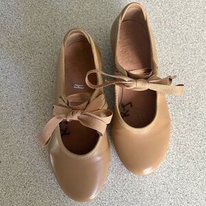 Bloch Children’s Tan Tap Shoes w/ Ribbons. Size 11 1/2. Great Condition.